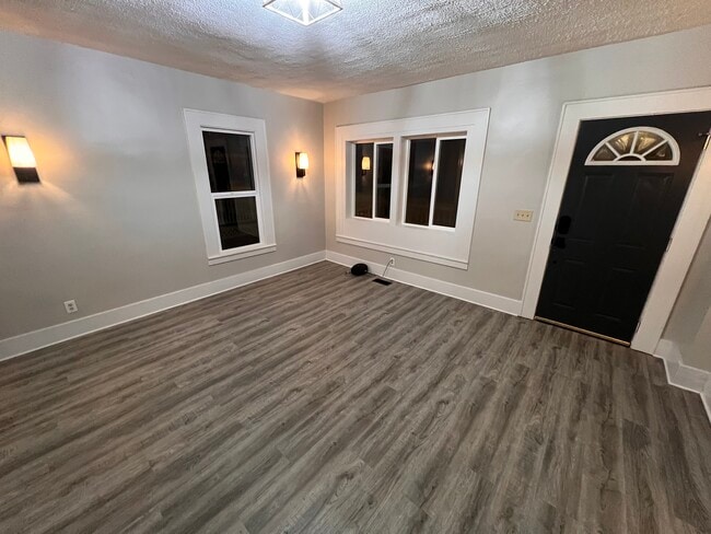 Building Photo - 1410 Center St