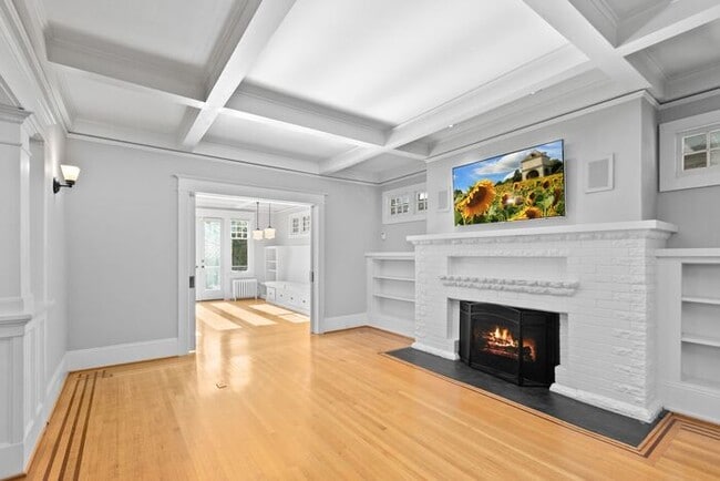 Building Photo - Stunning 1909 Craftsman w/ AC in Coveted Capitol Hill