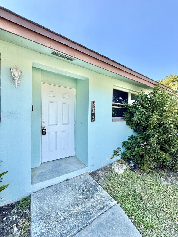 Foto del edificio - 3405 Palm Dr