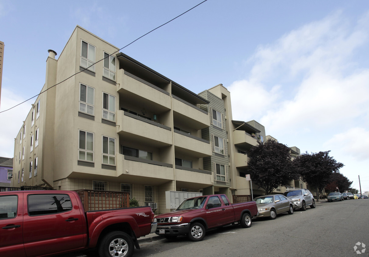 Building Photo - Fairmount Villas