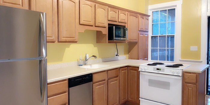 Primary Photo - 141 E Beck St