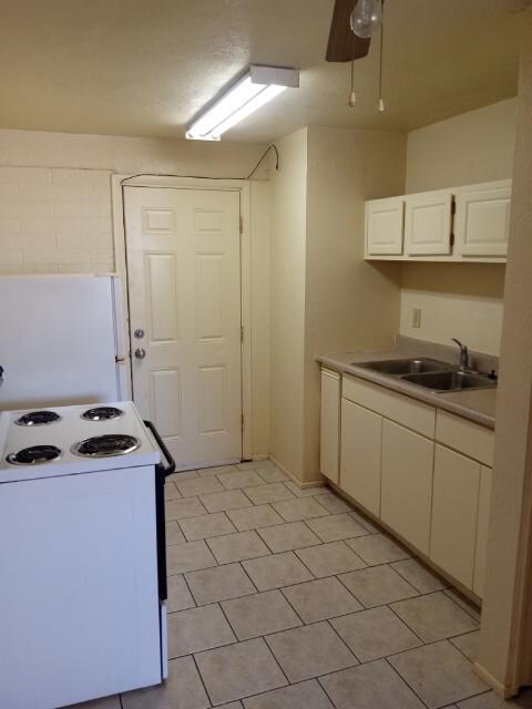 Building Photo - 4220 N Granada Dr