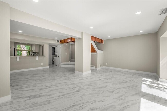 Building Photo - 1009 Riverbend Club Dr SE