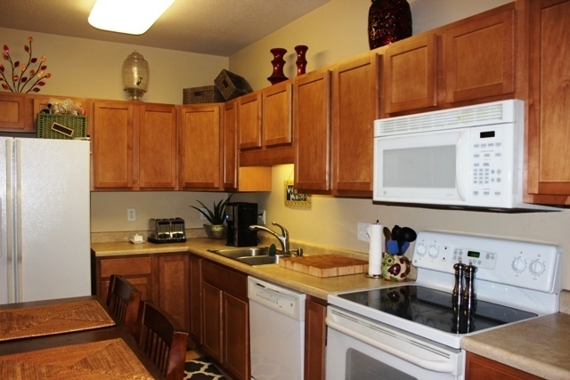 Foto del edificio - $1,350 | 3 Bedroom, 2 Bathroom Condo | Pet...