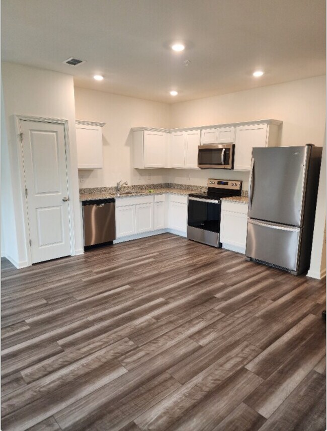 Building Photo - 581 Magnolia Cir