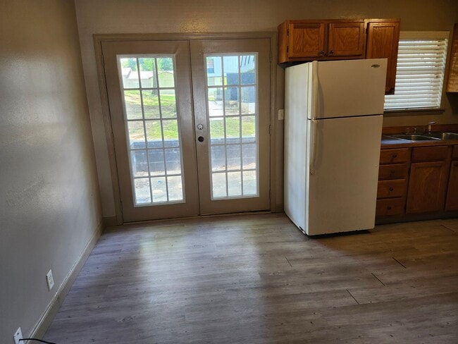 Building Photo - 2B/1B Townhome