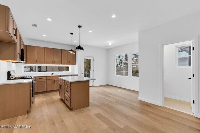 Foto del edificio - 211 Dewitt Ave