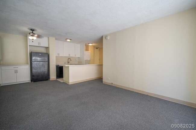Building Photo - $3,200/mo / 2BR / 1BA • 755 SF • 1 Assigne...