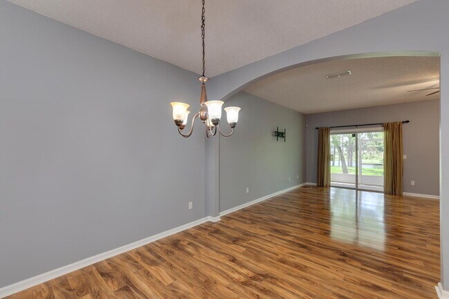 Foto del edificio - FOR RENT AND READY FOR IMMEDIATE OCCUPANCY! STUNNING LAKE VIEWS • 3 BEDROOMS • 2.5 BATHROOMS • AT...