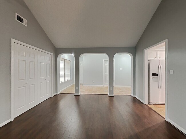 Foto del edificio - 16031 Hidden Acres Dr