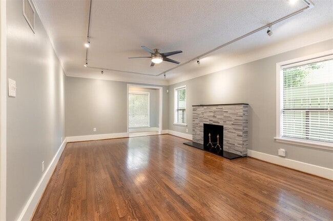 Building Photo - 2038 Bissonnet St