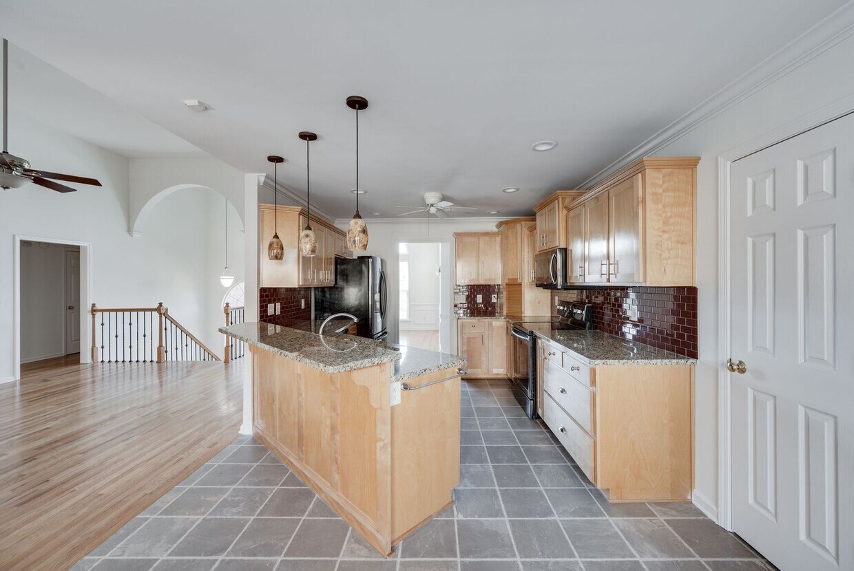Primary Photo - Available NOW! 4 Bed 3 Bath ALL Brick Hous...