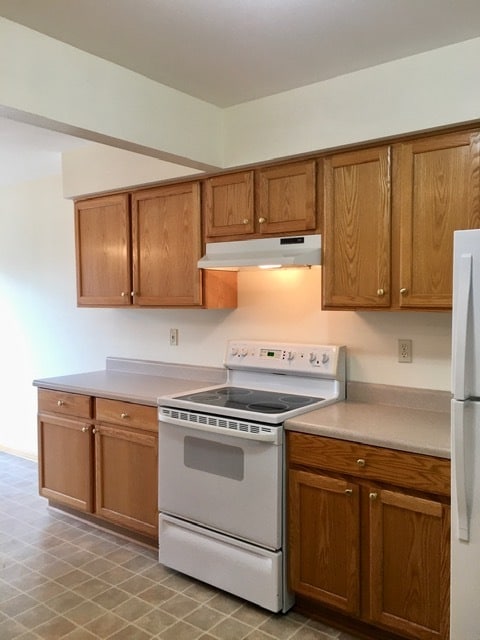 Kitchen w/lots of cabinets - 903 James Ct
