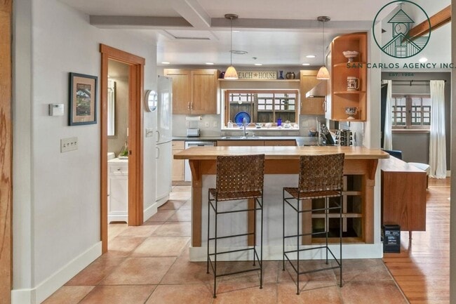 Building Photo - Beautiful Two Bedroom Craftsman Cottage in...