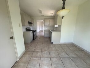 Building Photo - 6810 Creek Village Dr