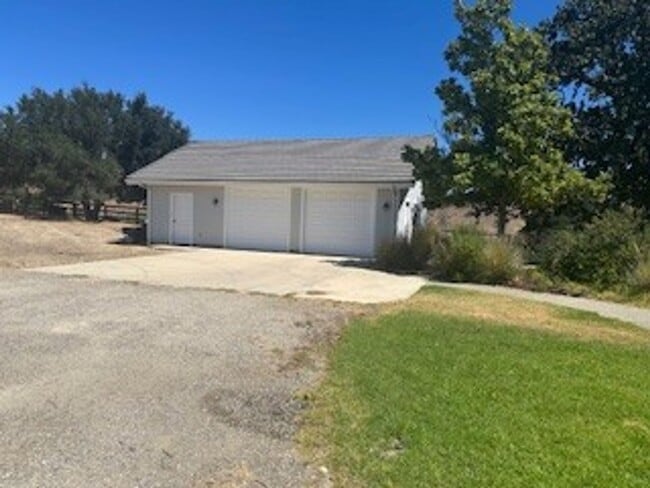 Building Photo - Beautiful Views and Private!!!