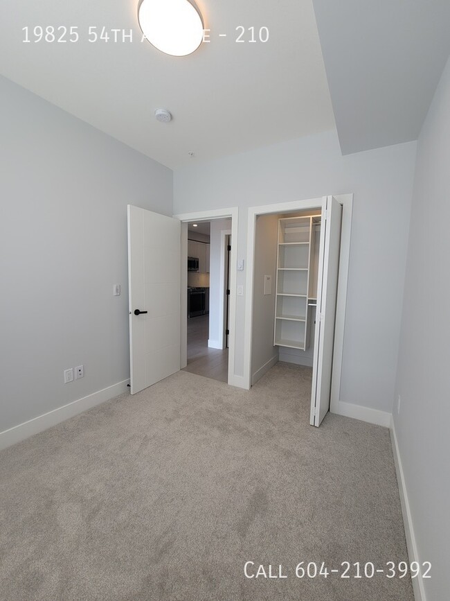 Building Photo - Move-in Ready with 1/2 month free