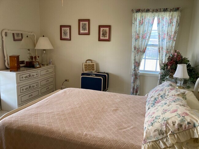 Dormitorio 1 - 335 New Haven St