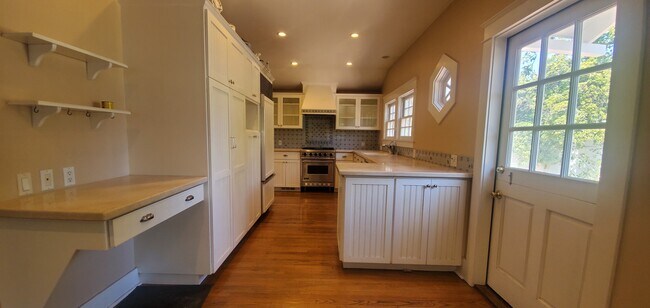 Building Photo - 1615 Rose Villa St