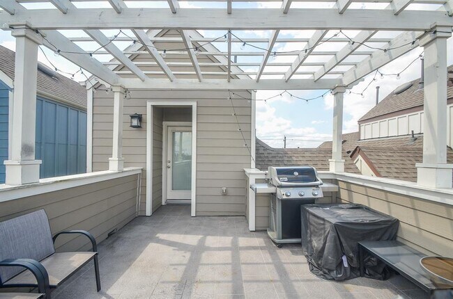 Building Photo - 730 N Shepherd Dr