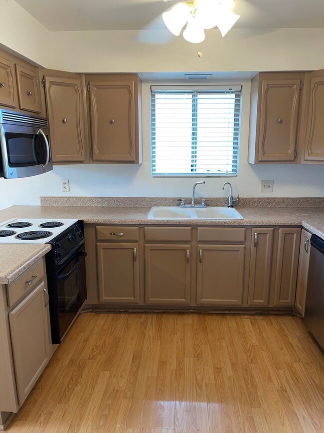 Foto del edificio - 3 Bed 1.5 Bath Duplex