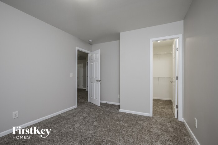 Building Photo - 612 Brassfield Dr