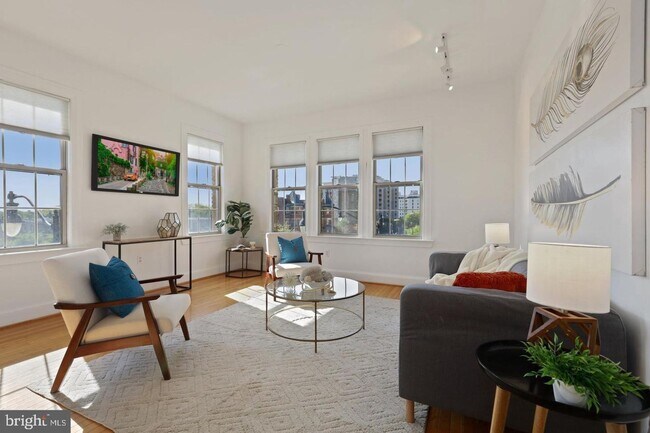 Foto del edificio - Beautiful One BR in Columbia Heights/Adams Morgan