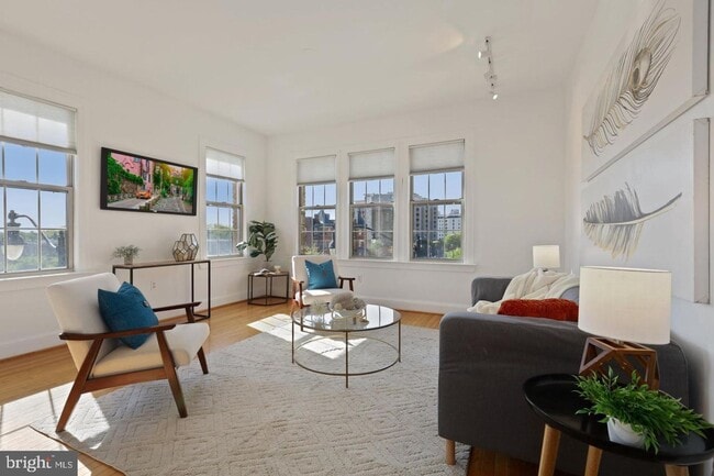 Foto del edificio - Beautiful One BR in Columbia Heights/Adams...