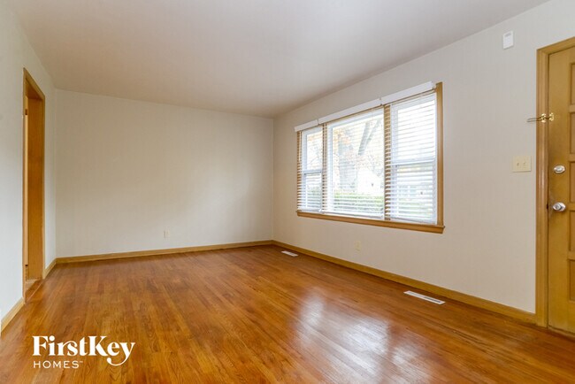 Foto del edificio - 9814 Cambridge Ave