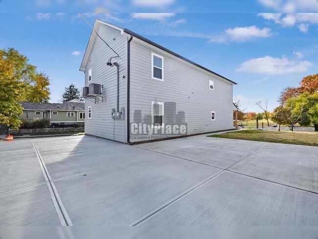 Building Photo - 2801 E Riverside Dr