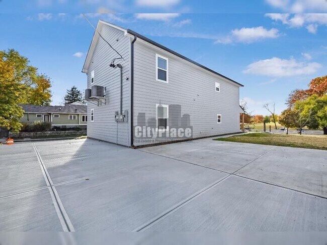 Foto del edificio - 2801 E Riverside Dr