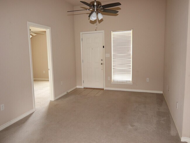 Foto del edificio - 5640 Shadowbend Cir N