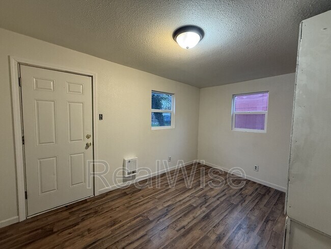 Foto del edificio - 173 SE Lane Ave