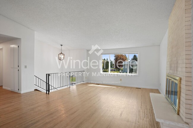 Building Photo - Spacious 4 bedroom 3 bath South Hill Home