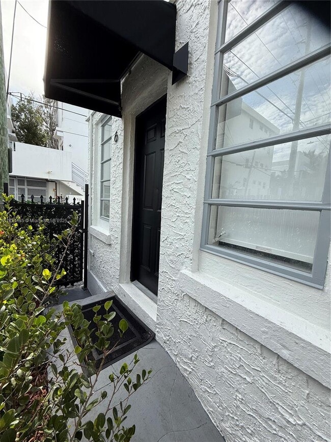Building Photo - 723 2nd St