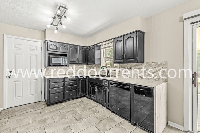 Building Photo - Coming Soon! Charming 3-Bed Home with Fenc...