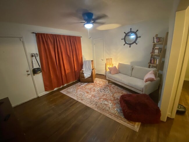 Building Photo - 2 bed 1 bath available just in Time for th...