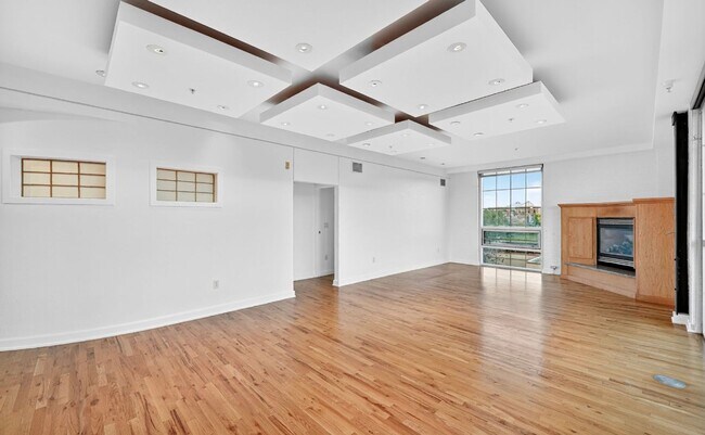 Building Photo - Stunning 3 bedroom Loft