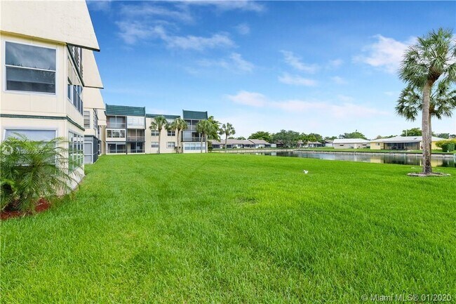 Foto del edificio - 9090 Lime Bay Blvd