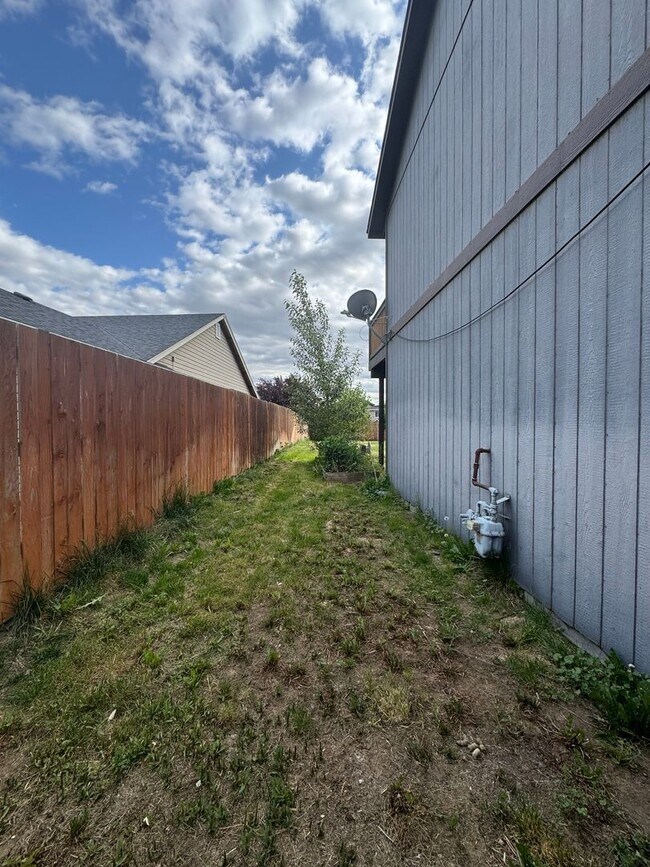 Building Photo - 5 Bedroom House For Rent W/ Large Fenced B...