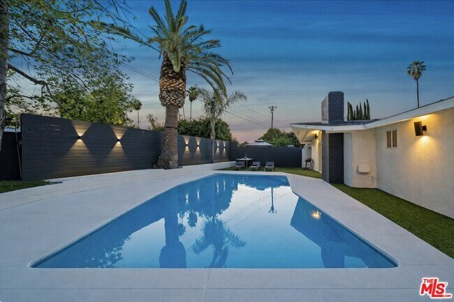 Foto del edificio - 20308 Mobile St