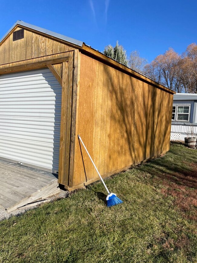 Foto del edificio - Comfortable 2+ Bedroom Mobile Home with Extra Storage and Enclosed Entries