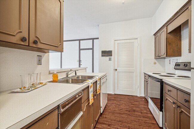 Foto del edificio - 5815 Lynbrook Dr