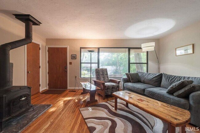 Foto del edificio - 512 S Swain Ave