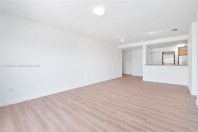 Building Photo - 3 br, 2 bath House - 2280 SW 32nd Ave Apt 315
