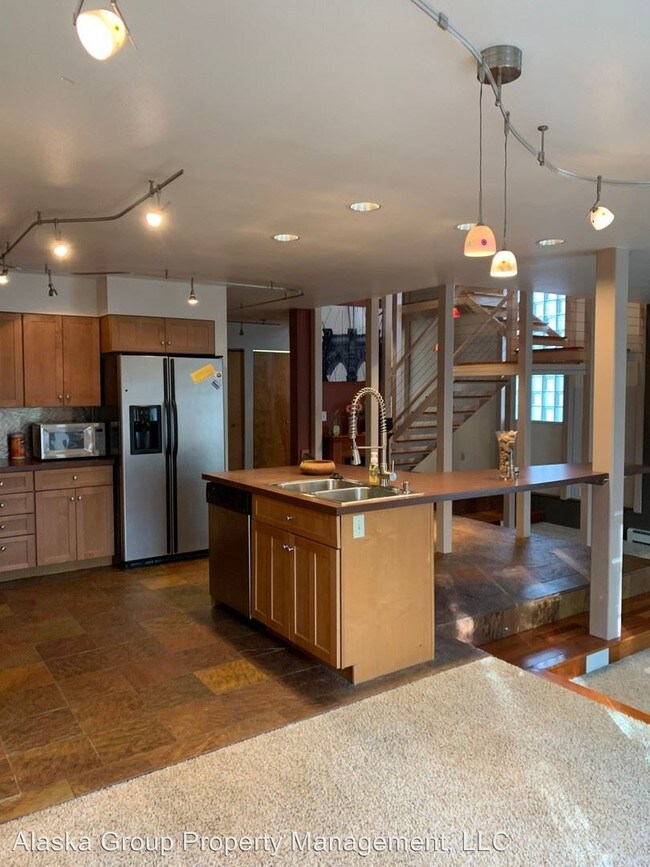 Building Photo - 3 br, 2.5 bath House - 2042 Crataegus Ave