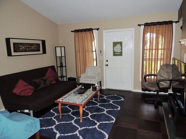 Building Photo - 430 Queens Rd