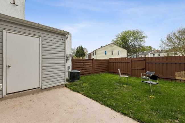 Building Photo - Beautifully remodeled two-level townhouse located in the desirable Irongate Community,