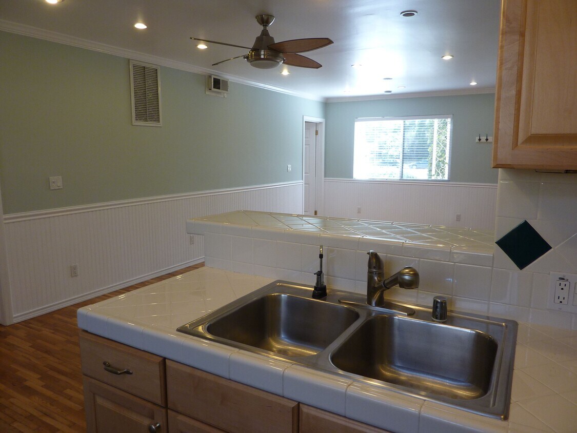 Foto principal - 4545 Vineland Ave
