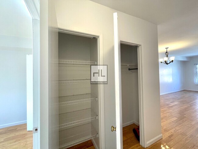Building Photo - Private entrance 2BR Hart St